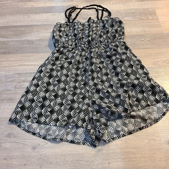 Xhilaration size small petite pocketed romper black and white print all over - Picture 3 of 8